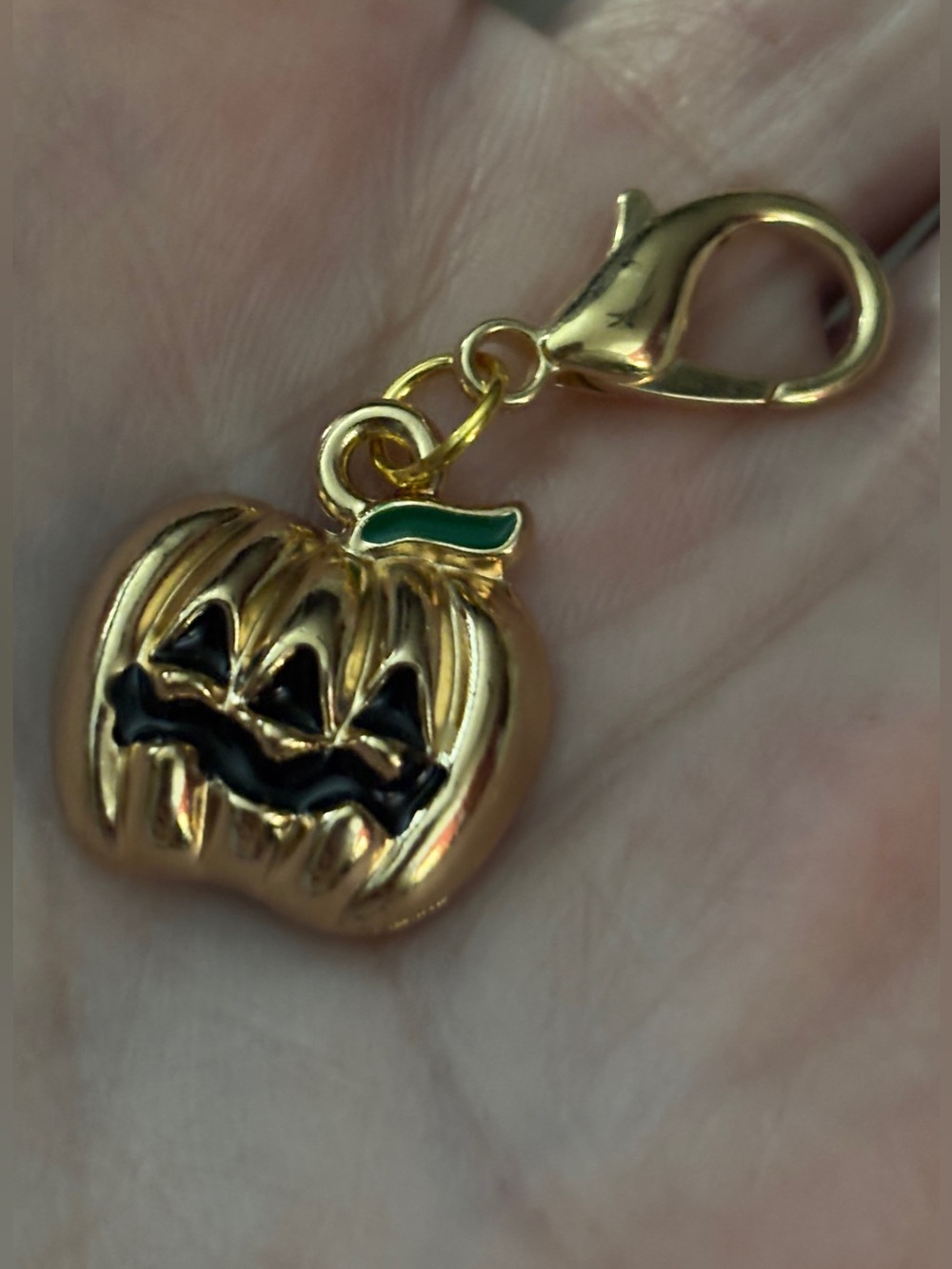 Jack-o'-Lantern Charm & Clasp, Gold-Tone with Green Leaf & Black Cutout Face NEW - Picture 6 of 7